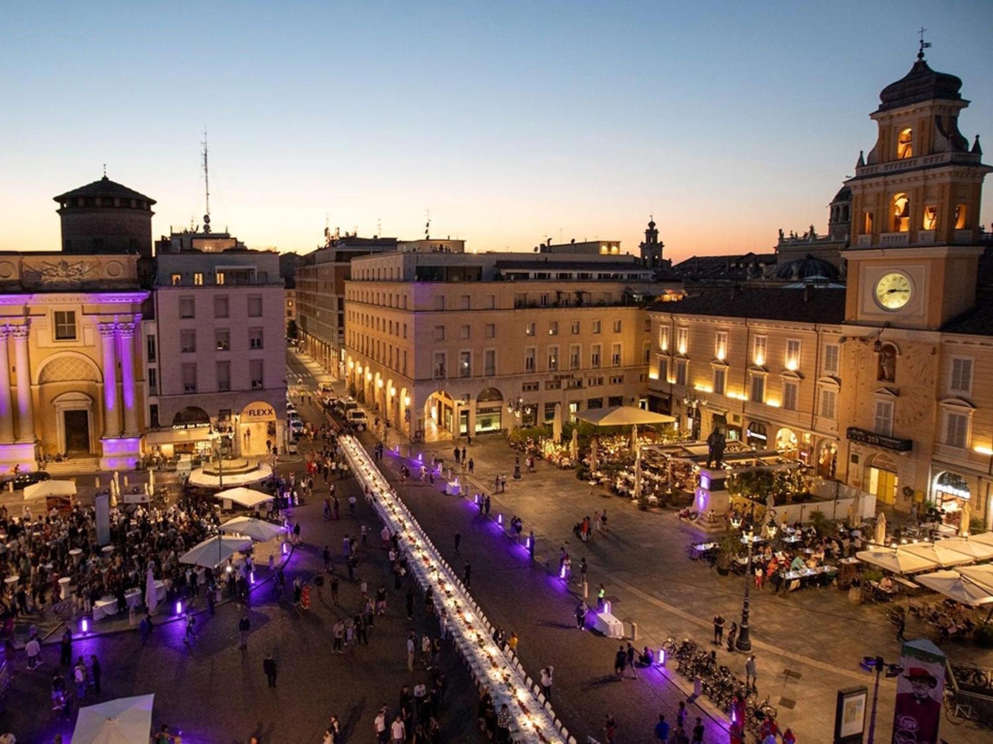 Stazione A 200M - Ampio Appartamento Con Parcheggio Notturno Gratis Parma Exterior foto